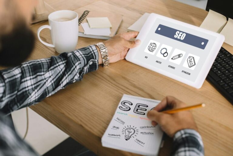 Google keresési alapelvek cropped shot of professional seo manager using tablet and writing notes at workplace