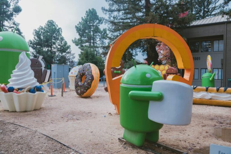Hirdess hatékonyan Googleplex playground with Android toys at Google Visitor Center