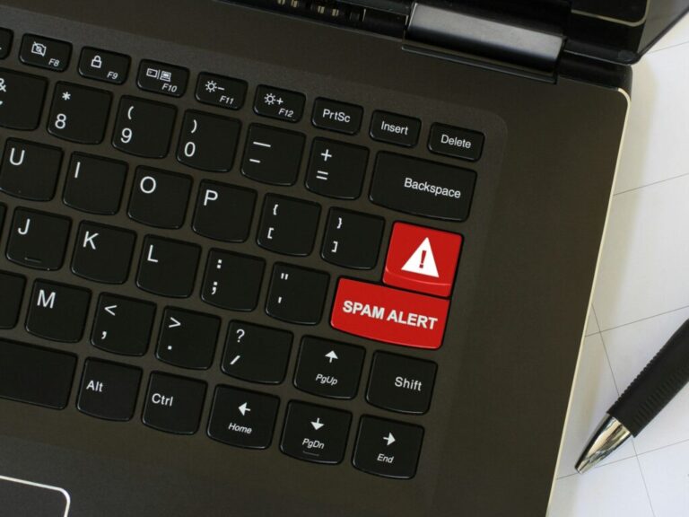 2024-es Google spam politika Laptop on workspace area with cyber security red keyboard key with Spam Alert warning written on it