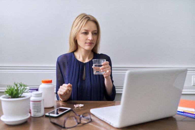 Miért kerül sokba a marketing konzultáció? Nutritionology, female nutritionist consulting online,looking at laptop screen talking to patient