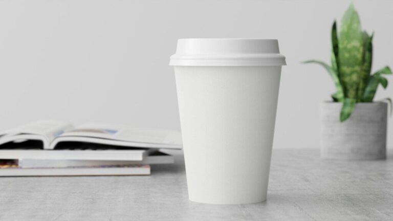 Brandesszencia és hitelesség Paper coffee cups takeaway mock-up for branding.