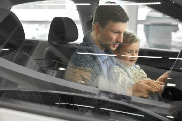 A buyer persona, az ideális vásárló Potential buyer of car testing car with son