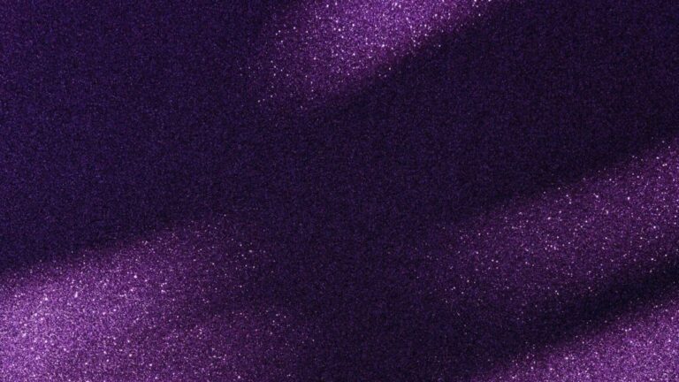 Három ígéretes marketingstratégia kisvállalkozóknak Purple glitter texture background.