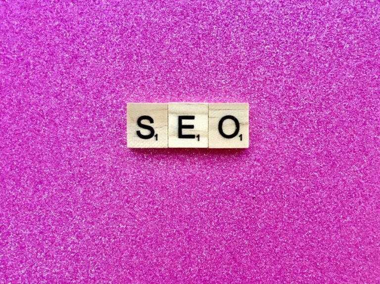 Hogyan optimalizáld az Oldalak URL-jeit? SEO on pink background