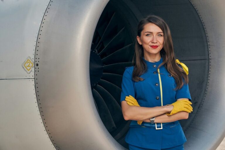 Miért bukik el a legtöbb vállalkozás? Serene stewardess with loose hair looking at the camera