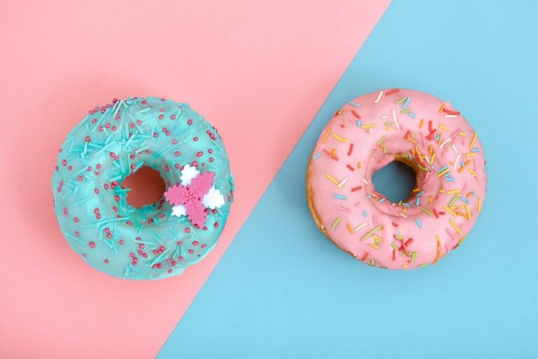 Általánosítás csapdája: sztereotípiák elkerülése Sweet donuts, blue on pink, pink on blue. Concept conflict of contradictions, individuality in the