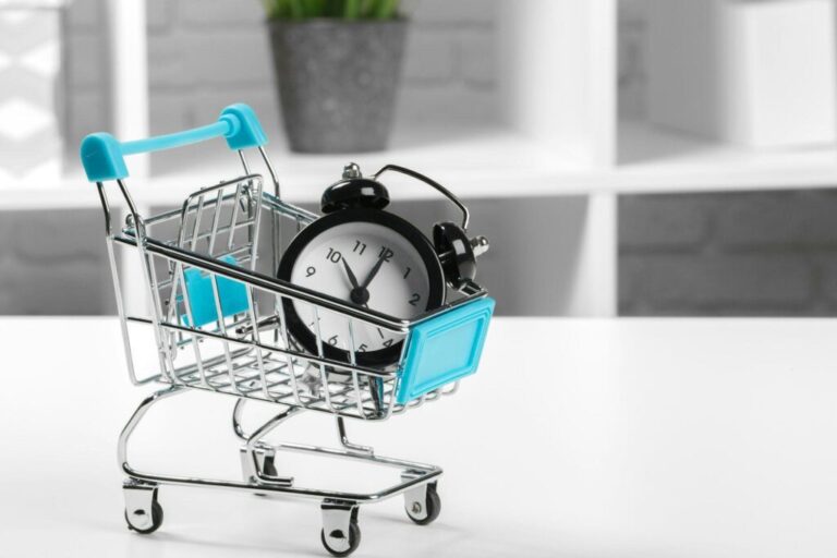 Miért kell webáruházmarketing-stratégia? Time, e-commerce, saving and shopping concept