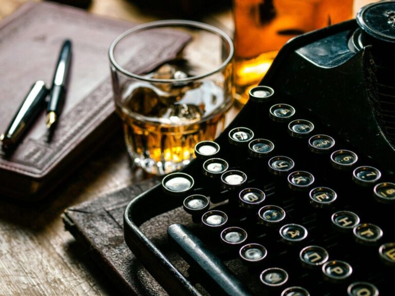 Tartalommarketing: márkaépítés és ügyfélszerzés Writer's night with a glass of whiskey