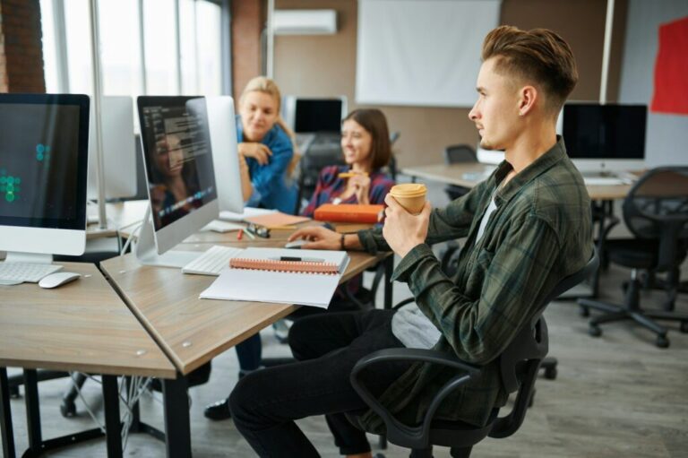 Hogyan segít a Google Ads specialista? Young IT specialists works on computers in office