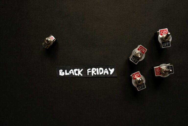 Miért érdemes elkerülni a Black Friday kampányokat? Black Friday words and toggle switches around on black background