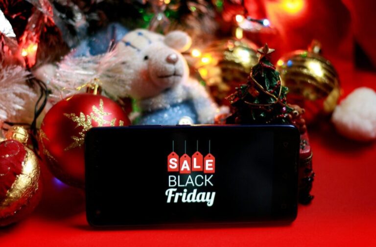 Miért érdemes Black Friday kampányt indítani? Text black friday on a phone display