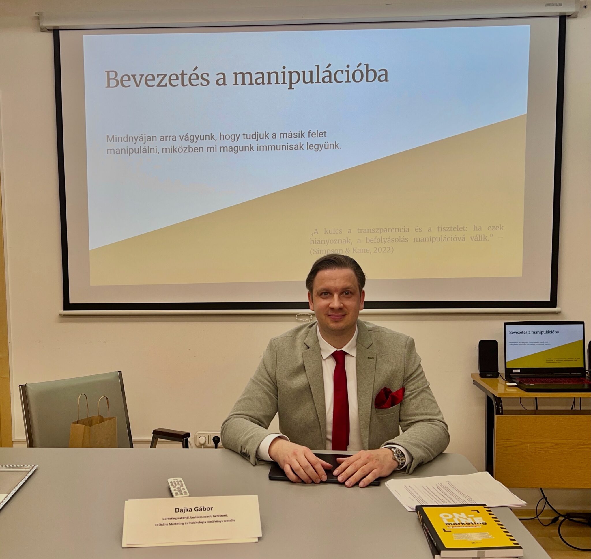 A manipuláció rejtett befolyásolási forma