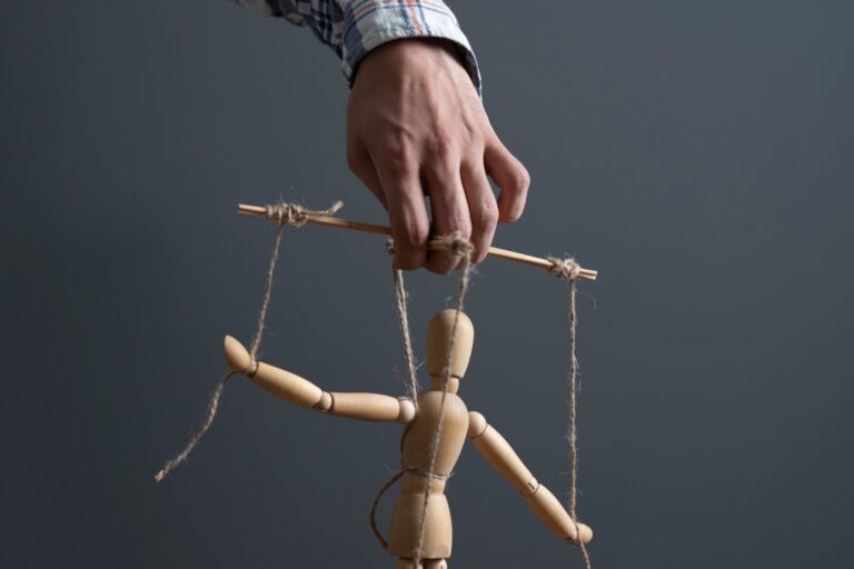 Manipulációs technikák részletes elemzése a hand manipulate threaded puppet marionette, human manager master