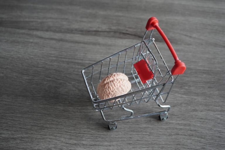 A pszichológiai kutatási módszerek és a marketing A human brain inside shopping carts.