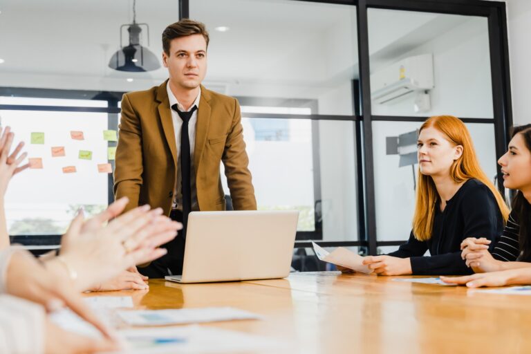 A vezetői szerep és a szervezeti siker Businessman leader, boss presenting new project to partners in the office