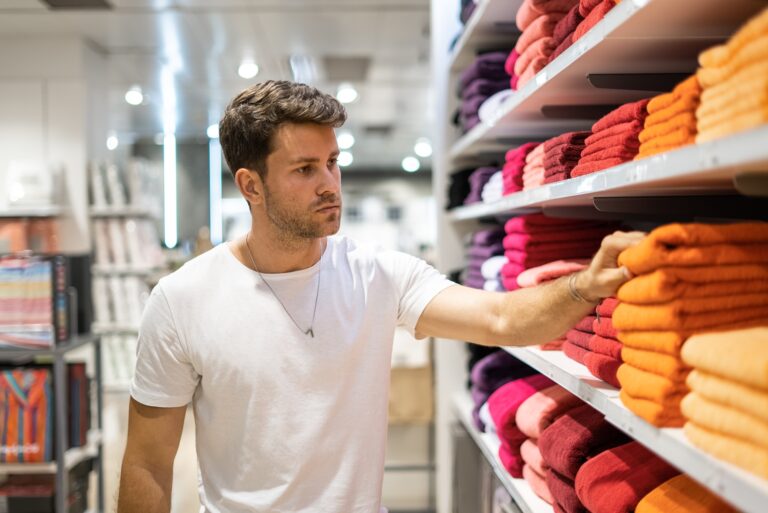 A fogalmi feldolgozás testközeli oldala Buyer choosing towels in store