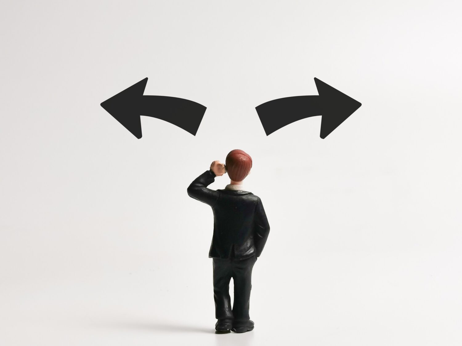 Fogyasztói döntéshozatal: racionális modellek vs. viselkedésalapú és neuromarketing megközelítések Concept of making decision.