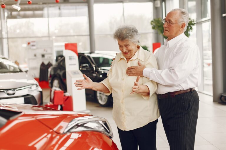 Automatikus és kontrollált folyamatok időskorban Elegant old couple in a car salon