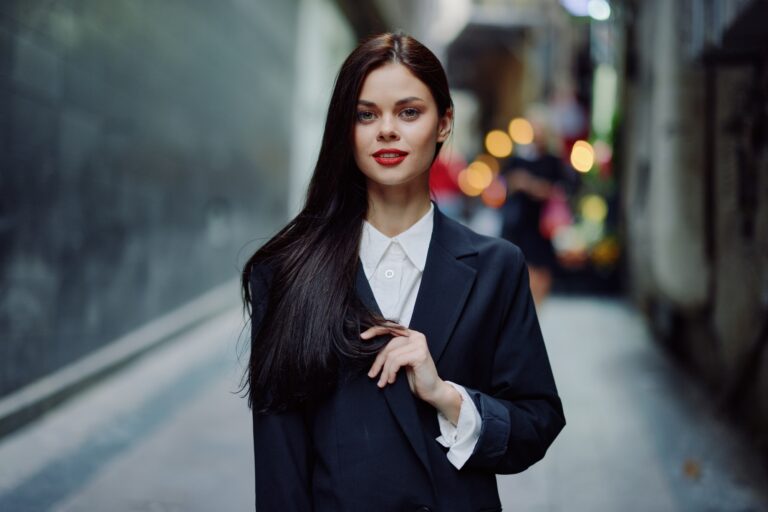 Holdudvar hatás: külső megjelenés befolyása Fashion woman smile with teeth portrait looking at camera tourist in stylish clothes in jacket with