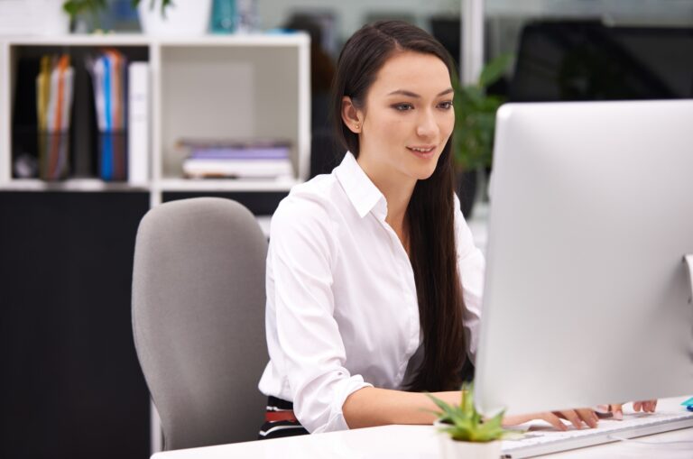 Google Ads kampánykezelés Getting her work done with a smile