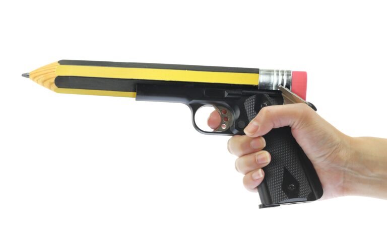 A karaktergyilkosság Hand holding gun with pencil point isolated on white