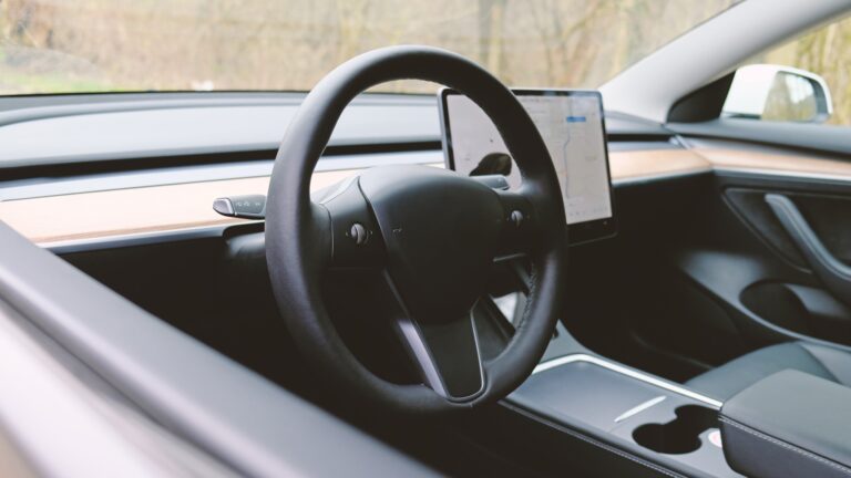 Mit tanulhatunk a Tesla marketingeseitől? Interior dashboard with a modern interface design and steering wheel.