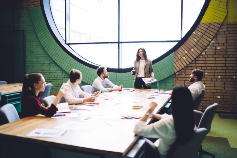 Modern vezetés rugalmassága Leader of group sharing ideas