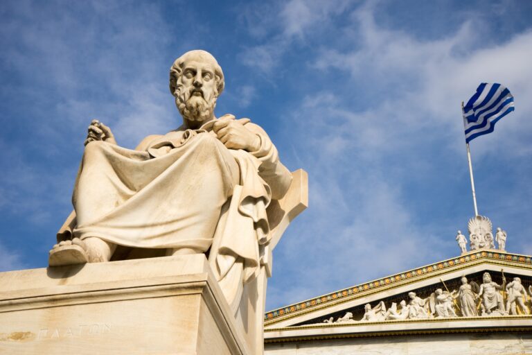 Filozófia a marketingben: gondolkodás és értékek Marble statue of the ancient Greek Philosopher Plato.