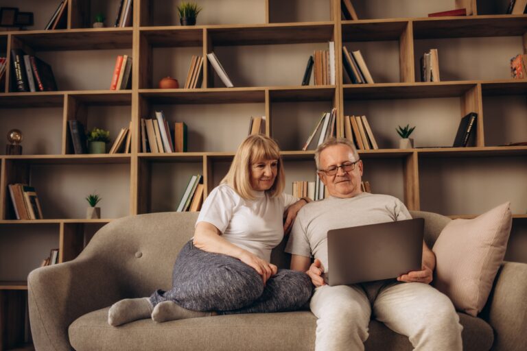 Az idősebb fogyasztók új világa Mature man and woman using laptop together, looking at screen, older spouses browsing apps, shopping