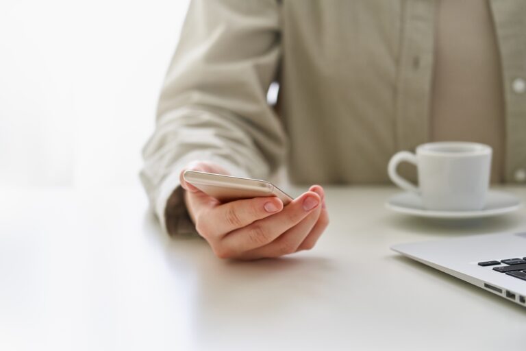 Viselkedéspszichológia, marketing és fogyasztói magatartás Millennial female using smartphone during coffee break at work. Concept of mobile addicted people