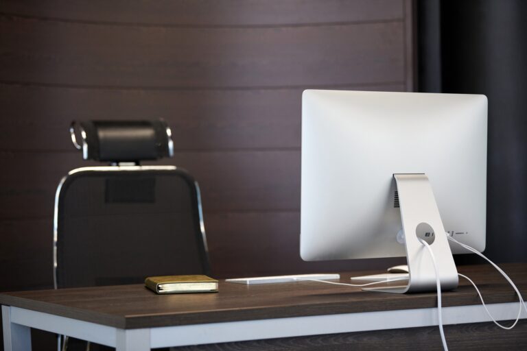 Steve Jobs vezetési stílusának átfogó elemzése Modern workplace. Office work place for designer. Minimal desktop area for productive work