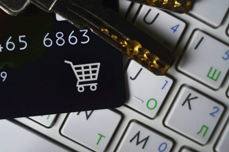 A hatékony webáruházak titka az UX és navigáció Online shopping. Credit card and keys on white laptop keyboard. E-commerce