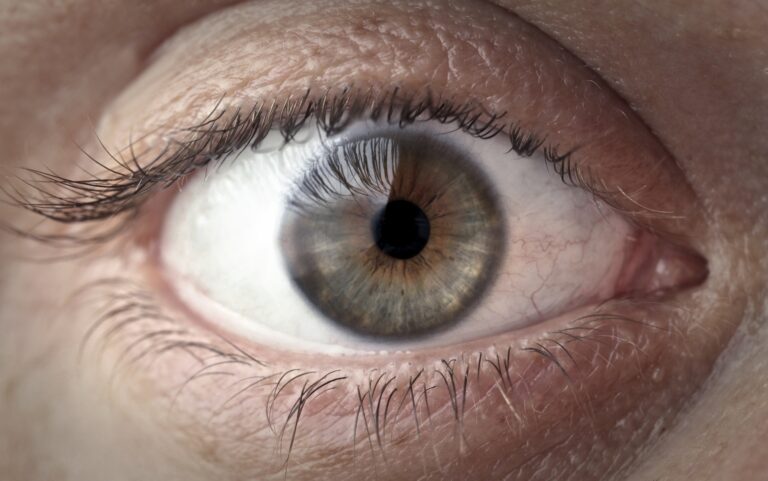 A figyelem elkalandozása: a pozitív hangulat hatása Open eye