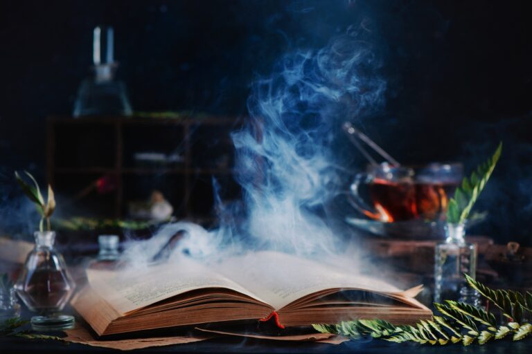 A „marketingszakértő” szó helyesírása Open spell book with magical smoke