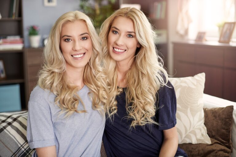 Fogyasztói célok és a hasonlóság heurisztikája Portrait of beautiful twins at home