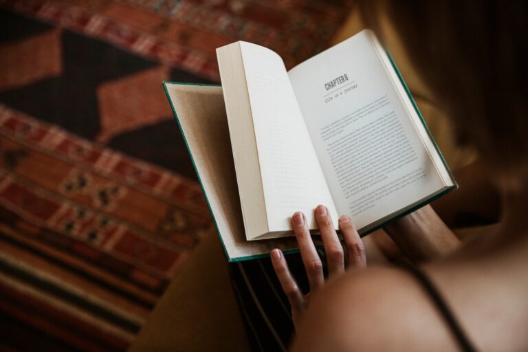 James Clear – Atomi szokások Reading a book