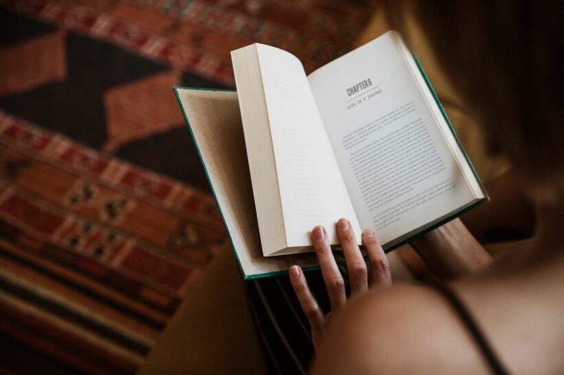 James Clear – Atomi szokások Reading a book