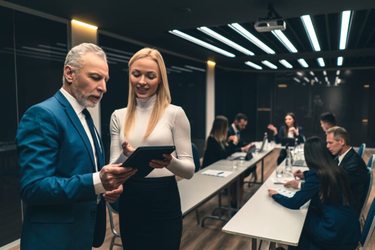 A karizmatikus-értékközpontú vezetés neo-karizmatikus megközelítése The young business assistant with her boss.