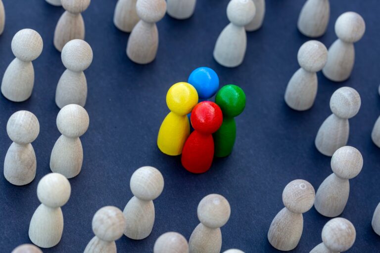 Vezetési stílusok: áttekintés és értékelés To be different, to be a leader, to lead. icon expression with colorful wooden figures.