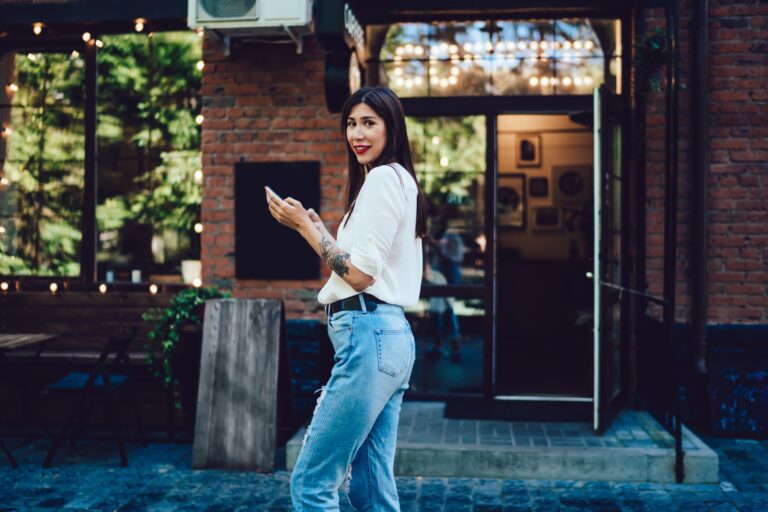 Y generáció (milleniálok): 1981–1996 trendy dressed generation Y with mobile phone for browsing