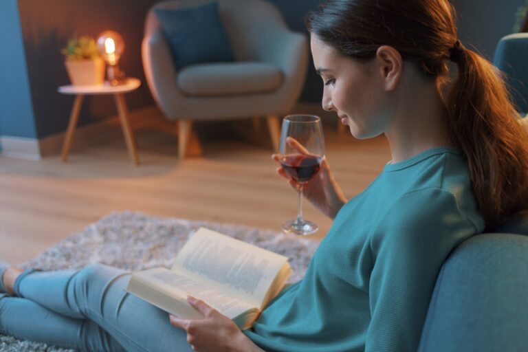 Dr. Henry Cloud – Határok a vezetésben Woman reading a book and drinking wine
