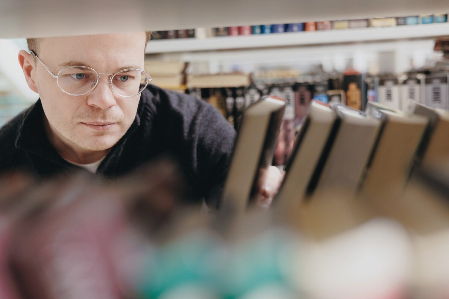 A marketing fogalma és pszichológiai alapjai young male student in a reading room or coworking. I read books on psychology and mental health