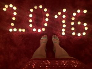 Ezt tanultuk a 2016-os évből üzleti és marketing szempontból 2016 sign on the carpet written with litten candles at a woman's feet
