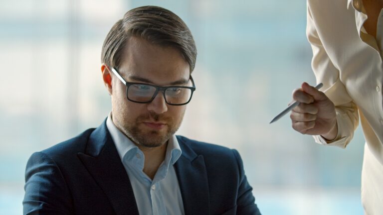 Egy igazán rossz vezető 4 bűne (és jele) A corporate leader listening to a business finance team in a crisis. Mature leader works