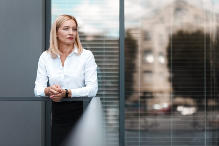 Miért érdemes újragondolni a „kirúgás” fogalmát? Beautiful blonde secretary stands sad near office windows