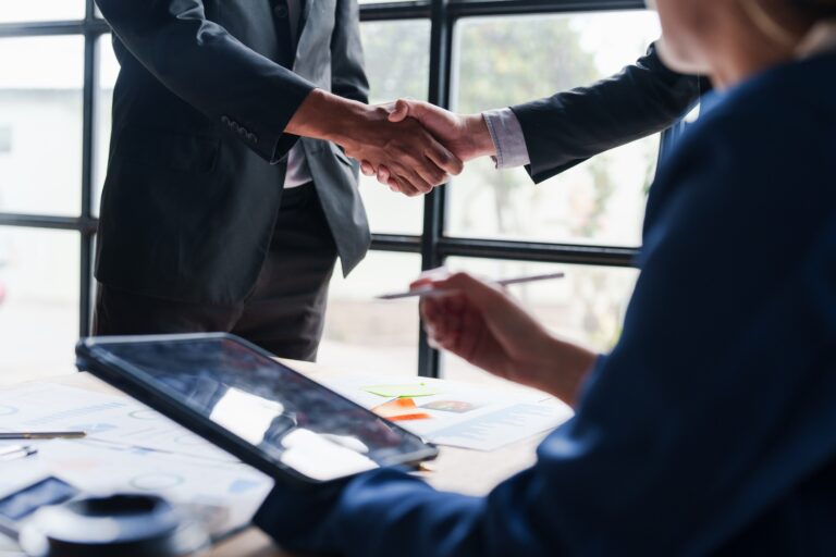 Tárgyalási módszerek: Mit tanulhat egy vállalkozó az FBI és CIA kihallgatási technikáiból? Business People Handshake Greeting Deal. acquisition, successful negotiation concept.