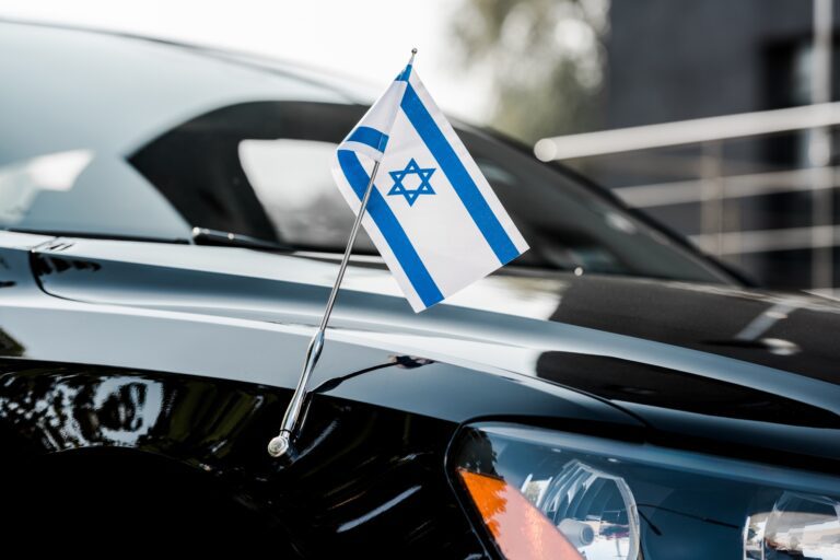 Moszad kihallgatási módszerei close up of israel flag on black modern car