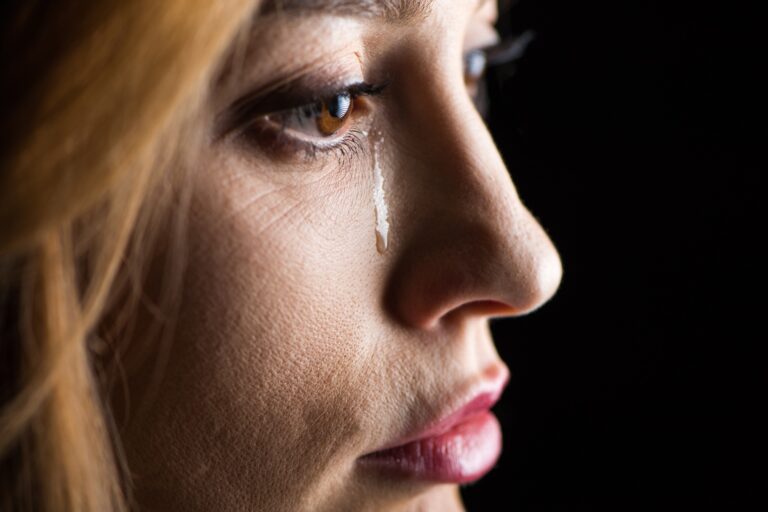 Egy vezető is sírhat Close-up side view of young woman crying isolated on black