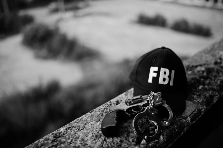 Chris Voss és Tahl Raz – Tárgyalj úgy, mintha az életed múlna rajta! FBI cap with revolver and handcuff.