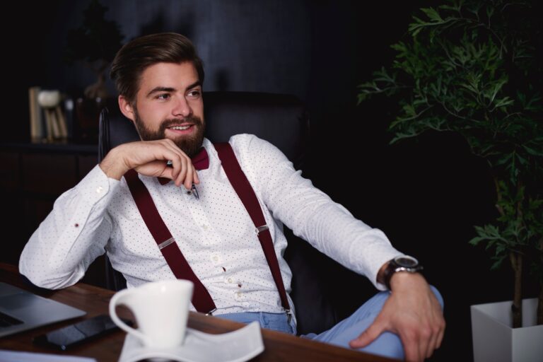 Fiedler vezetői kontingencia-modellje Glad leader conversing with worker